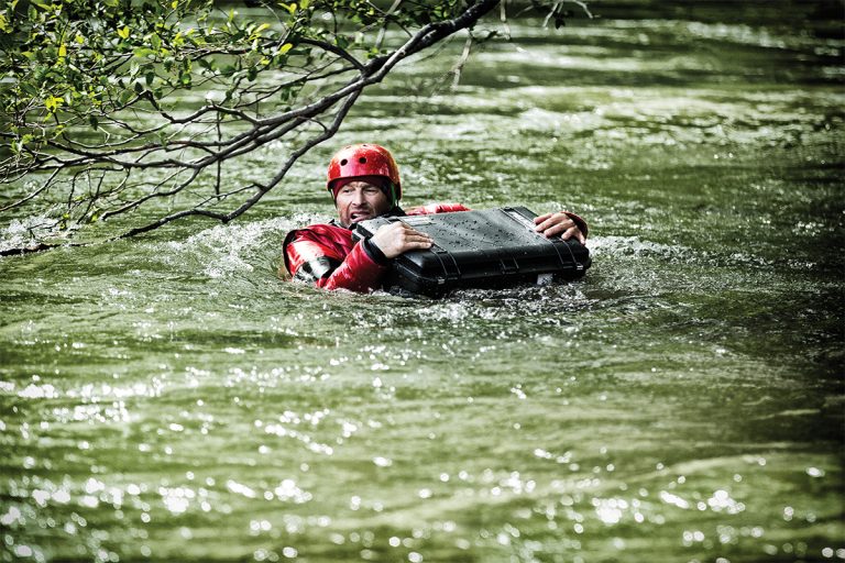 pelican-air-waterproof-cases-underwater[1]