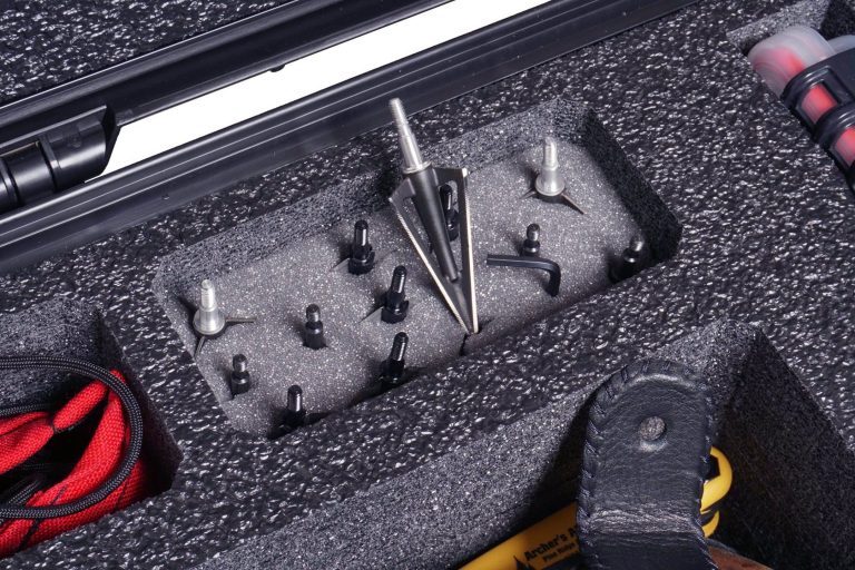 recurve-bow-case-broadheads